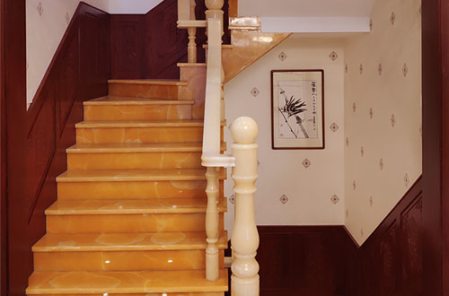 北仑中式别墅室内汉白玉石楼梯的定制安装装饰效果